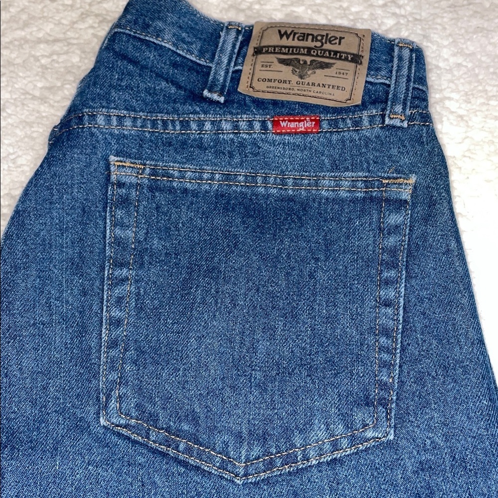 Wrangler Classic Blue Jean Shorts. Bermuda Style. Dark Wash. Vintage. Size 34